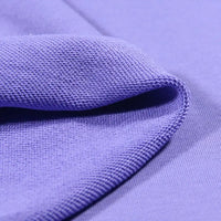 Gros plan sur le tissu violet texturé Tissu French Terry en coton uni au mètre de Longan Craft France, mettant en valeur son tissage épais, idéal pour les sweatshirts et les sweat-shirts à capuche.