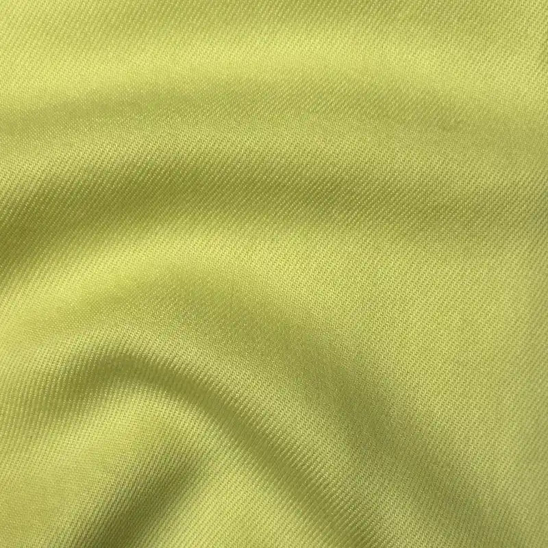 Gros plan sur le Tissu en lyocell denim multicolore de Longan Craft France : jaune-vert clair, sergé durable avec un tissage diagonal subtil et des plis doux, idéal pour des jeans respirants et confortables.