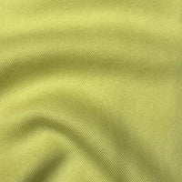 Gros plan sur le Tissu en lyocell denim multicolore de Longan Craft France : jaune-vert clair, sergé durable avec un tissage diagonal subtil et des plis doux, idéal pour des jeans respirants et confortables.