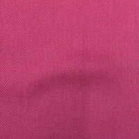 Gros plan sur le Tissu en lyocell denim multicolore au mètre de Longan Craft France, qui présente un tissage diagonal rose et une surface lisse et légèrement froissée. Ce denim sergé lyocell, respirant et confortable, est idéal pour les jeans et se vend au mètre.