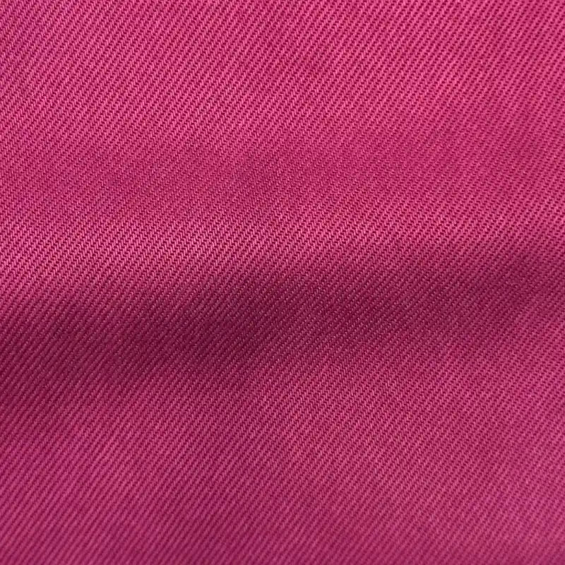 Gros plan sur le tissu en lyocell denim multicolore au mètre de Longan Craft France : un denim sergé lisse, rose et respirant, avec une armure diagonale et une légère brillance - parfait pour les jeans et les vêtements confortables.