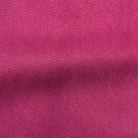 Gros plan sur le tissu en lyocell denim multicolore au mètre de Longan Craft France : un denim sergé lisse, rose et respirant, avec une armure diagonale et une légère brillance - parfait pour les jeans et les vêtements confortables.