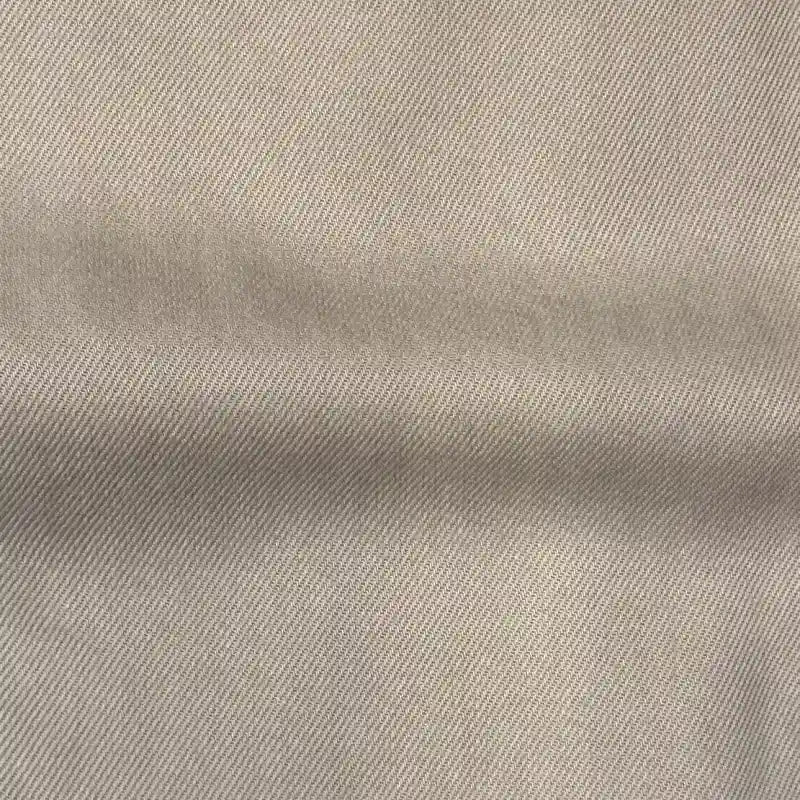 Un gros plan du Tissu en lyocell denim multicolore au mètre de Longan Craft France montre son tissage sergé diagonal. La texture finement nervurée et la surface lisse et respirante de ce textile en lyocell en font un produit idéal pour la confection de jeans confortables.