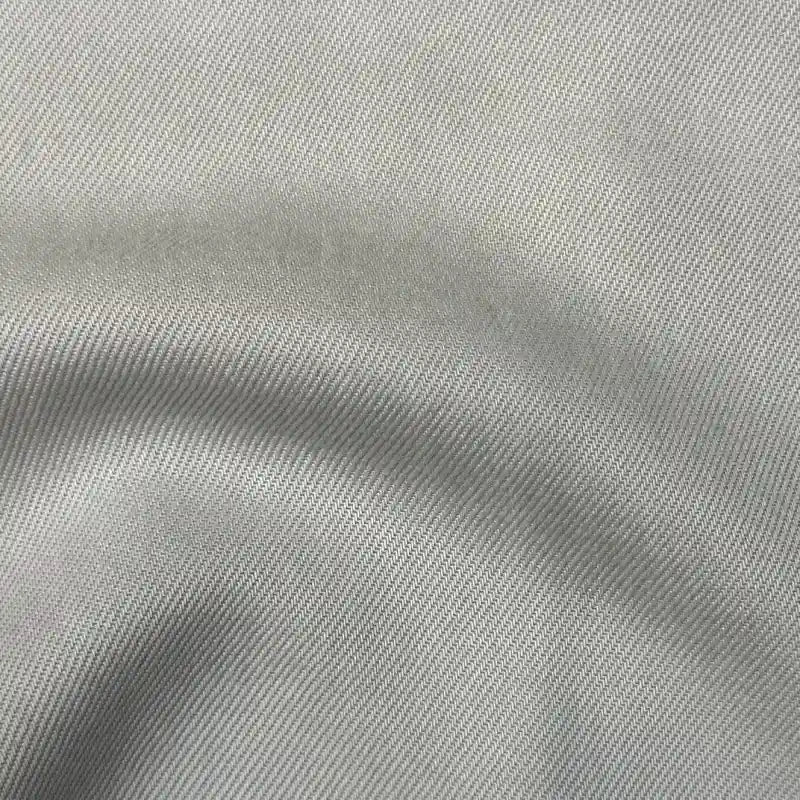 Gros plan sur Tissu en lyocell denim multicolore au mètre de Longan Craft France, montrant de fines lignes diagonales, une texture subtilement ondulée et un motif de tissage dans ce textile en lyocell denim respirant et confortable pour les jeans.