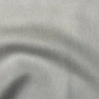 Gros plan sur Tissu en lyocell denim multicolore au mètre de Longan Craft France, montrant de fines lignes diagonales, une texture subtilement ondulée et un motif de tissage dans ce textile en lyocell denim respirant et confortable pour les jeans.