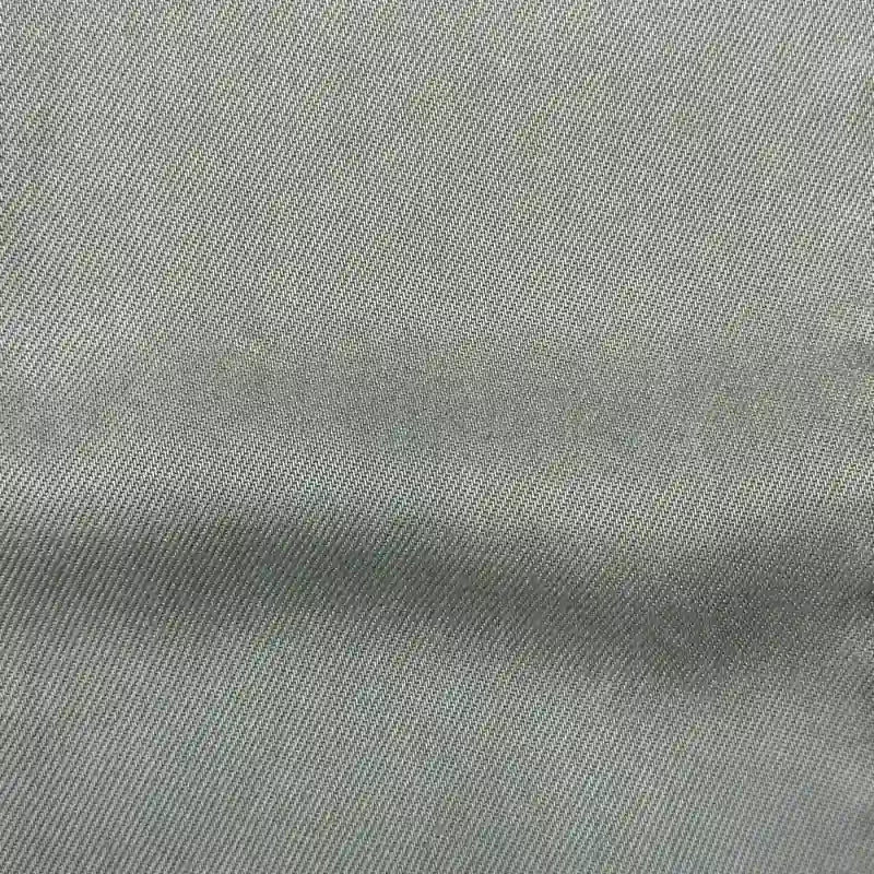 Gros plan sur Tissu en lyocell denim multicolore au mètre de Longan Craft France, montrant sa texture sergée lisse, durable et finement tissée, un textile lyocell respirant et confortable idéal pour les jeans.