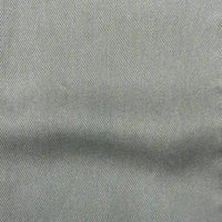 Gros plan sur Tissu en lyocell denim multicolore au mètre de Longan Craft France, montrant sa texture sergée lisse, durable et finement tissée, un textile lyocell respirant et confortable idéal pour les jeans.
