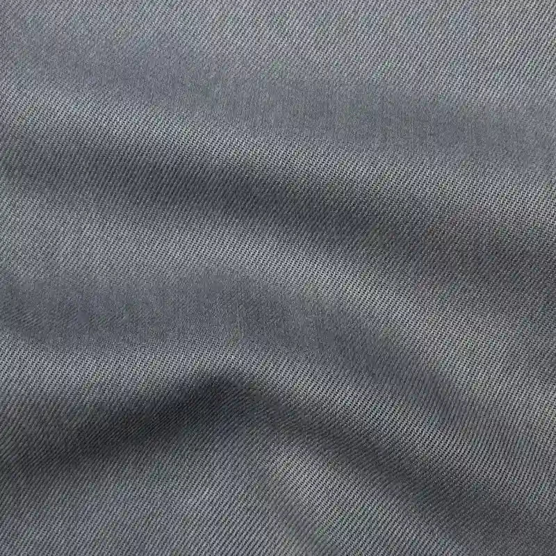 Gros plan sur le Tissu en lyocell denim multicolore de Longan Craft France, un tissu lyocell sergé respirant et confortable à l'armure diagonale subtile, idéal pour la confection de jeans.