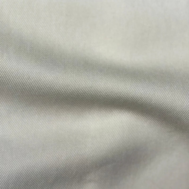 Découvrez de près le tissu en lyocell denim multicolore au mètre de Longan Craft France : un denim sergé respirant, confortable et durable, idéal pour jeans.