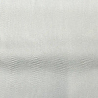 Gros plan sur le tissu en lyocell denim multicolore au mètre de Longan Craft France, montrant sa couleur claire, son tissage subtil en diagonale et son pli léger. Ce sergé lyocell respirant et confortable est idéal pour les jeans.