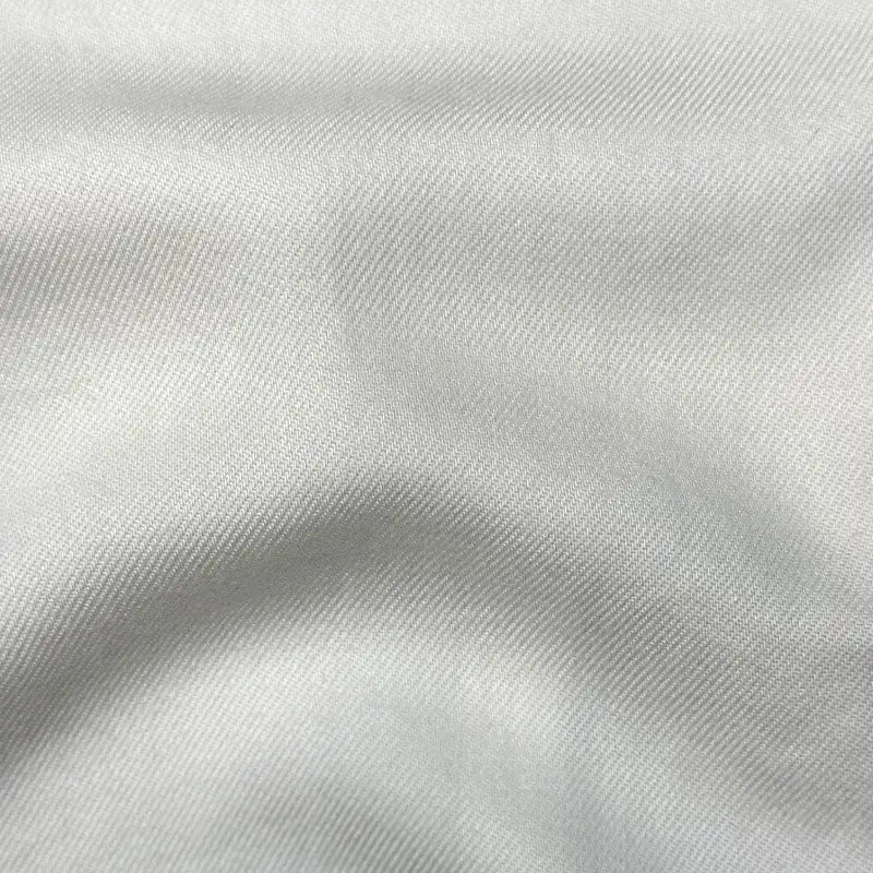 Gros plan sur le Tissu en lyocell denim multicolore au mètre de Longan Craft France, montrant son tissage sergé diagonal subtil, ses plis doux et sa qualité respirante et confortable idéale pour la fabrication de jeans.