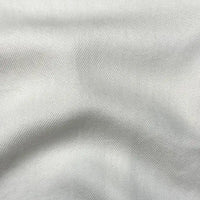 Gros plan sur le Tissu en lyocell denim multicolore au mètre de Longan Craft France, montrant son tissage sergé diagonal subtil, ses plis doux et sa qualité respirante et confortable idéale pour la fabrication de jeans.