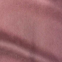 Gros plan sur le tissu en lyocell denim multicolore au mètre de Longan Craft France, montrant sa fine trame sergée diagonale et ses plis subtils - un textile en lyocell respirant et confortable pour les jeans.