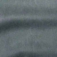 Gros plan sur le tissu en lyocell denim multicolore au mètre de Longan Craft France, qui présente un tissage sergé texturé et un ombrage subtil. Ce textile lyocell est respirant, confortable et idéal pour les jeans durables.