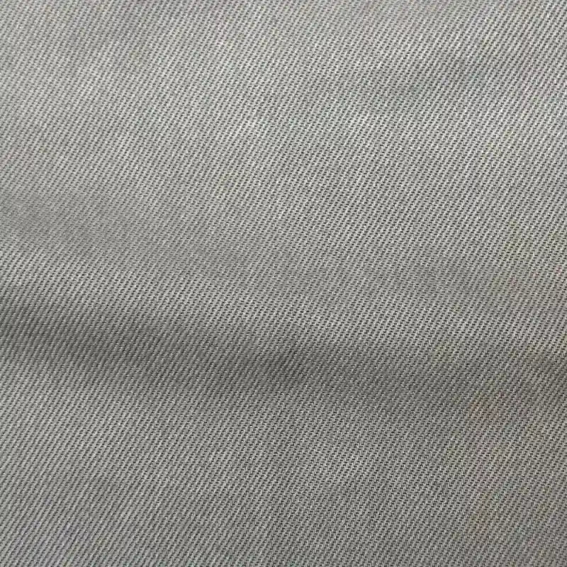 Gros plan sur le tissu en lyocell denim multicolore au mètre de Longan Craft France, montrant son tissage sergé diagonal et ses ombres douces - un tissu respirant et confortable parfait pour les jeans.