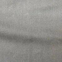 Gros plan sur le tissu en lyocell denim multicolore au mètre de Longan Craft France, montrant son tissage sergé diagonal et ses ombres douces - un tissu respirant et confortable parfait pour les jeans.