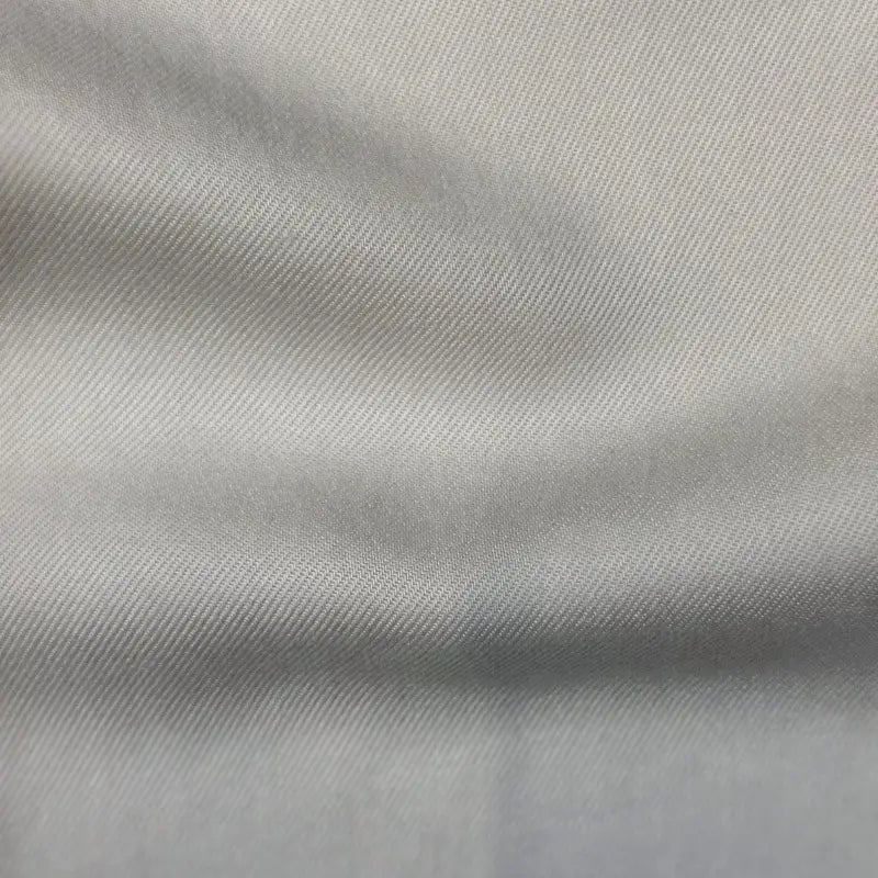Gros plan sur Tissu en lyocell denim multicolore au mètre de Longan Craft France, montrant son tissage sergé denim doux et respirant en plis légers - le textile lyocell confortable idéal pour les jeans.