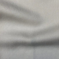 Gros plan sur Tissu en lyocell denim multicolore au mètre de Longan Craft France, montrant son tissage sergé denim doux et respirant en plis légers - le textile lyocell confortable idéal pour les jeans.
