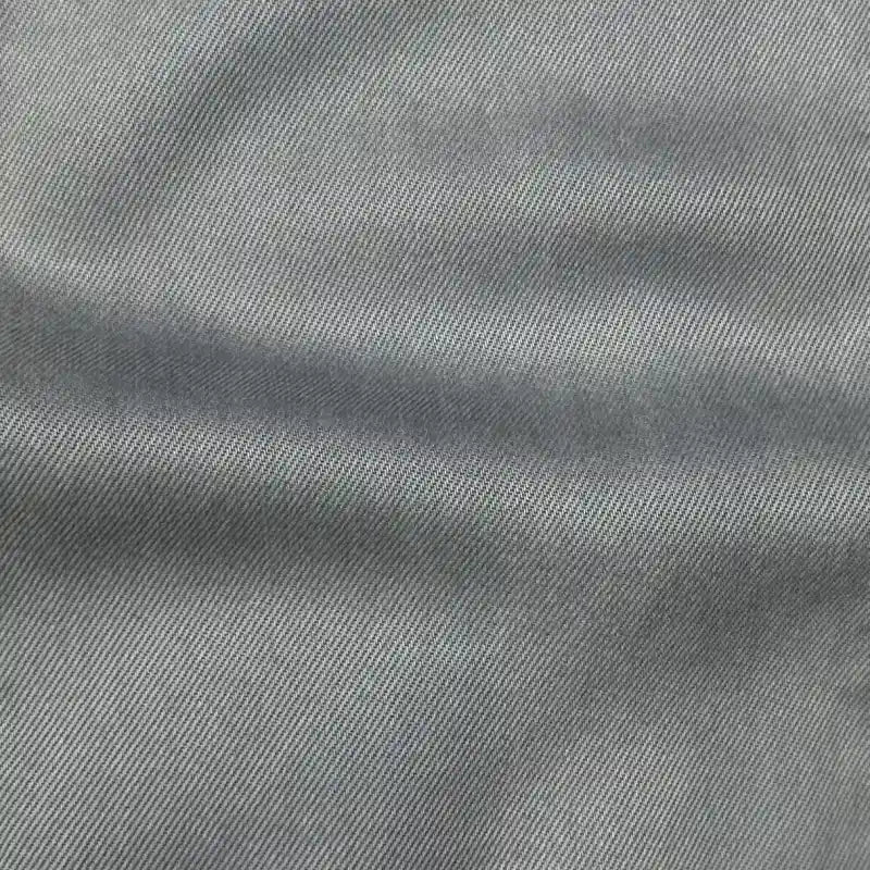 Gros plan sur Tissu en lyocell denim multicolore au mètre de Longan Craft France, montrant son tissage sergé diagonal et ses plis subtils - un denim lyocell respirant et confortable, parfait pour les jeans.