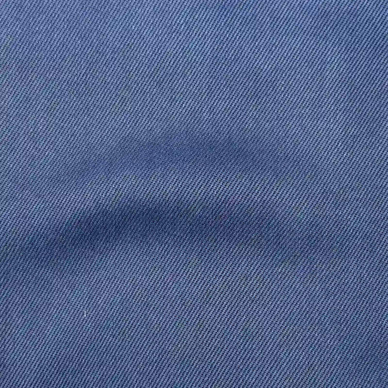 Gros plan sur le Tissu en lyocell denim multicolore au mètre de Longan Craft France, un denim lyocell sergé respirant et confortable, montrant son tissage en diagonale et sa durabilité pour les jeans.