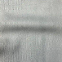 Gros plan sur le Tissu en lyocell denim multicolore au mètre de Longan Craft France, montrant son motif sergé gris clair et lisse. Ce textile en lyocell, respirant et confortable, présente un subtil sergé diagonal et une ombre horizontale.