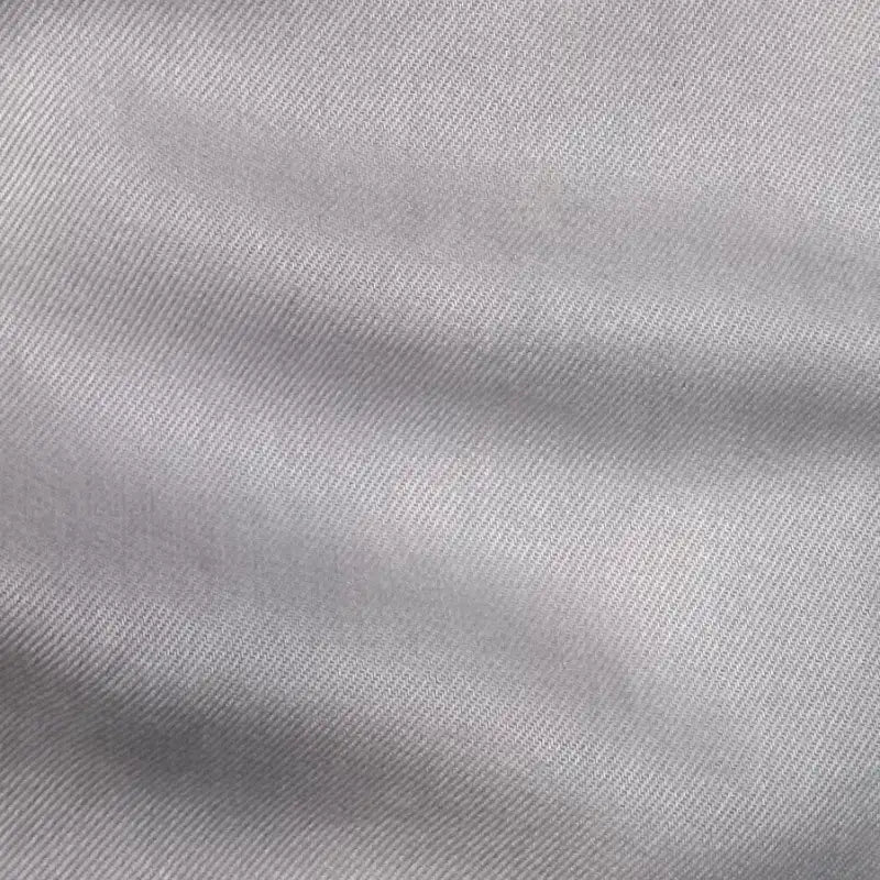 Gros plan sur le denim Tissu en lyocell multicolore au mètre de Longan Craft France, montrant son tissage sergé diagonal subtil et ses ombres douces pour un aspect légèrement texturé, respirant et confortable, idéal pour les jeans.