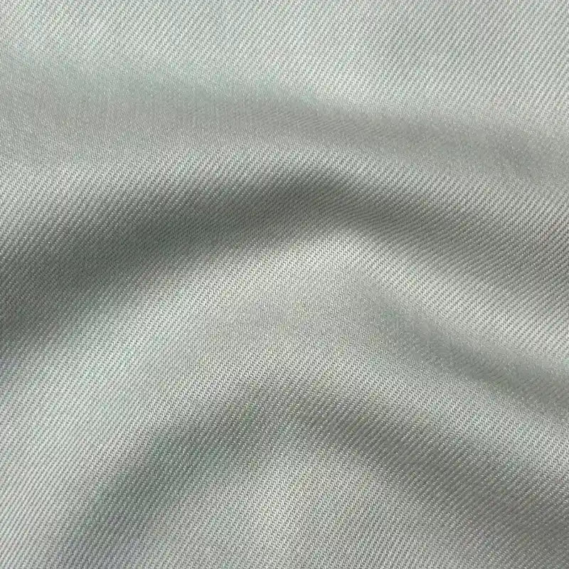 Gros plan sur le sergé de denim lyocell multicolore de Longan Craft France, un tissu respirant et confortable au tissage diagonal subtil, aux plis légers et aux ombres douces, idéal pour les jeans.