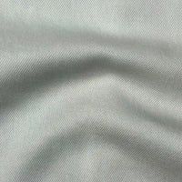 Gros plan sur le sergé de denim lyocell multicolore de Longan Craft France, un tissu respirant et confortable au tissage diagonal subtil, aux plis légers et aux ombres douces, idéal pour les jeans.