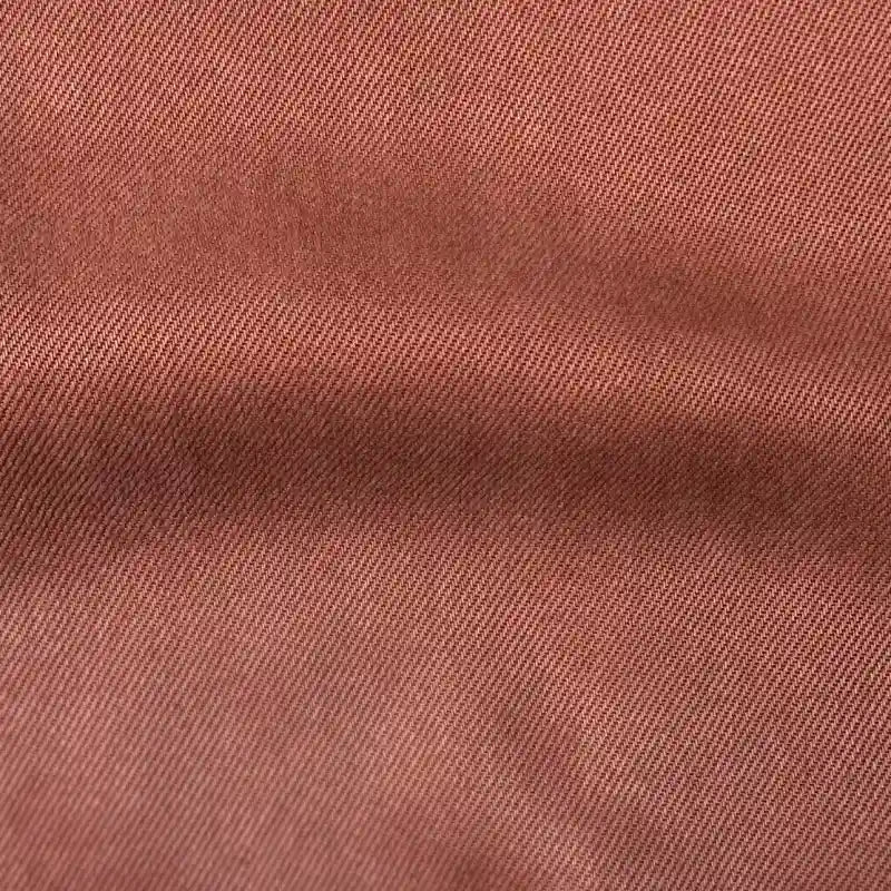 Gros plan sur le denim Tissu en lyocell multicolore de Longan Craft France, mettant en valeur son tissage sergé texturé et son froissage subtil - un tissu lyocell respirant et confortable, parfait pour les jeans.