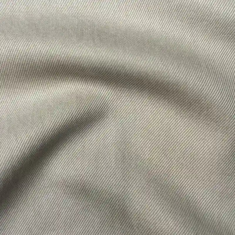 Gros plan sur Tissu en lyocell denim multicolore au mètre de Longan Craft France, montrant son tissage sergé beige clair, sa texture douce et ses coutures durables - un tissu lyocell idéal, respirant et confortable pour la fabrication de jeans.