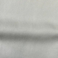 Gros plan sur Tissu en lyocell denim multicolore au mètre de Longan Craft France, un textile sergé durable, blanc cassé, avec un tissage diagonal subtil et des plis horizontaux - un lyocell respirant et confortable, idéal pour les jeans.