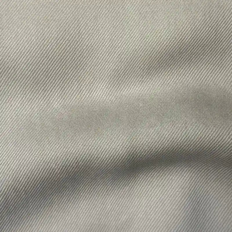 Gros plan sur le tissu en lyocell denim multicolore au mètre de Longan Craft France, qui se caractérise par un tissage sergé diagonal doux et des plis délicats - un textile respirant et confortable en lyocell sergé, idéal pour les jeans modernes.