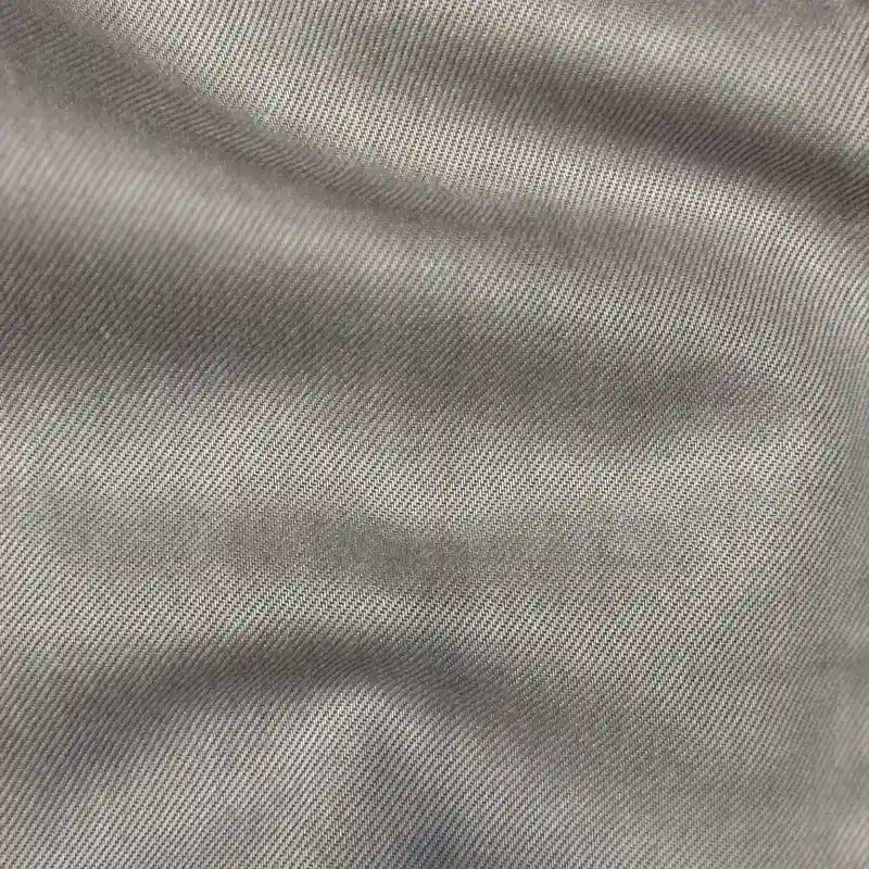 Gros plan sur Tissu en lyocell denim multicolore au mètre de Longan Craft France, montrant son tissage sergé diagonal et sa texture fine - un choix de lyocell respirant et confortable pour les jeans.