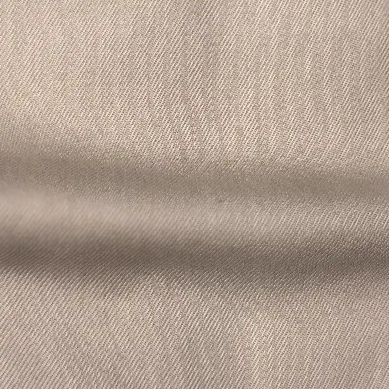 Gros plan sur le tissu denim lyocell respirant de Longan Craft France, qui présente une armure diagonale claire et une couture centrale, mettant en valeur la qualité de ce tissu sergé multicolore, idéal pour les jeans confortables de qualité supérieure.