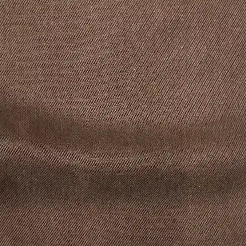 Gros plan sur Tissu en lyocell denim multicolore au mètre de Longan Craft France, montrant son tissage sergé diagonal, sa surface lisse et son aspect texturé. Ce tissu lyocell respirant et durable est idéal pour des jeans confortables.