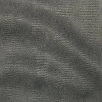 Gros plan sur le tissu en lyocell denim multicolore au mètre de Longan Craft France, révélant sa texture sergée nervurée en diagonale et ses plis subtils - un textile respirant et confortable, idéal pour confectionner des jeans de haute qualité.