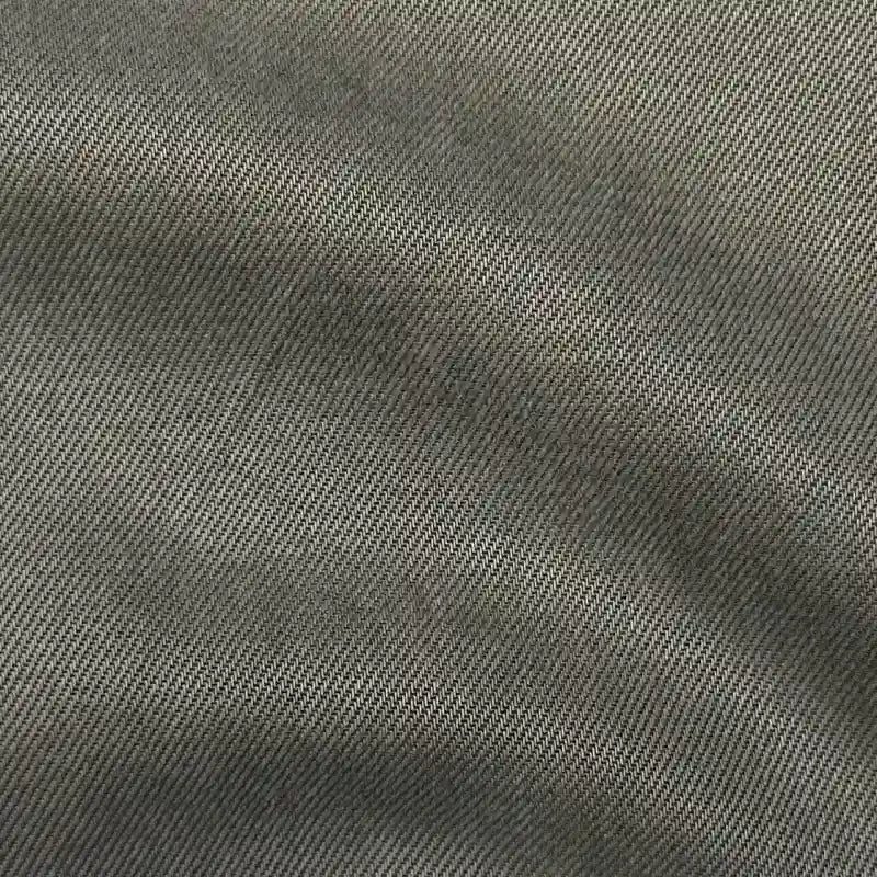 Gros plan sur le tissu lyocell denim multicolore au mètre de Longan Craft France, caractérisé par un tissage sergé en diagonale et des plis doux. Ce textile lyocell respirant et confortable est idéal pour les jeans.