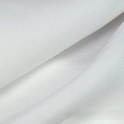 Gros plan sur le Tissu lyocell et lin uni de Longan Craft France, blanc et lisse, au tissage sergé subtil - un textile infroissable, durable et respirant pour les robes de chambre et les vêtements élégants.
