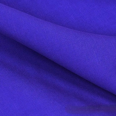 Gros plan sur le tissu lyocell et lin uni au mètre de Longan Craft France, un tissu sergé infroissable violet vif avec de fines nervures diagonales - un textile durable et respirant idéal pour les peignoirs et les vêtements.