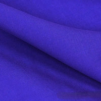 Gros plan sur le tissu lyocell et lin uni au mètre de Longan Craft France, un tissu sergé infroissable violet vif avec de fines nervures diagonales - un textile durable et respirant idéal pour les peignoirs et les vêtements.