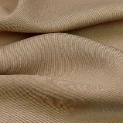 Gros plan sur le Tissu lyocell et lin uni au mètre de Longan Craft France, de couleur marron clair, montrant son tissage sergé fin, ses plis souples et sa texture lisse - un tissu infroissable, durable et respirant, parfait pour les robes.