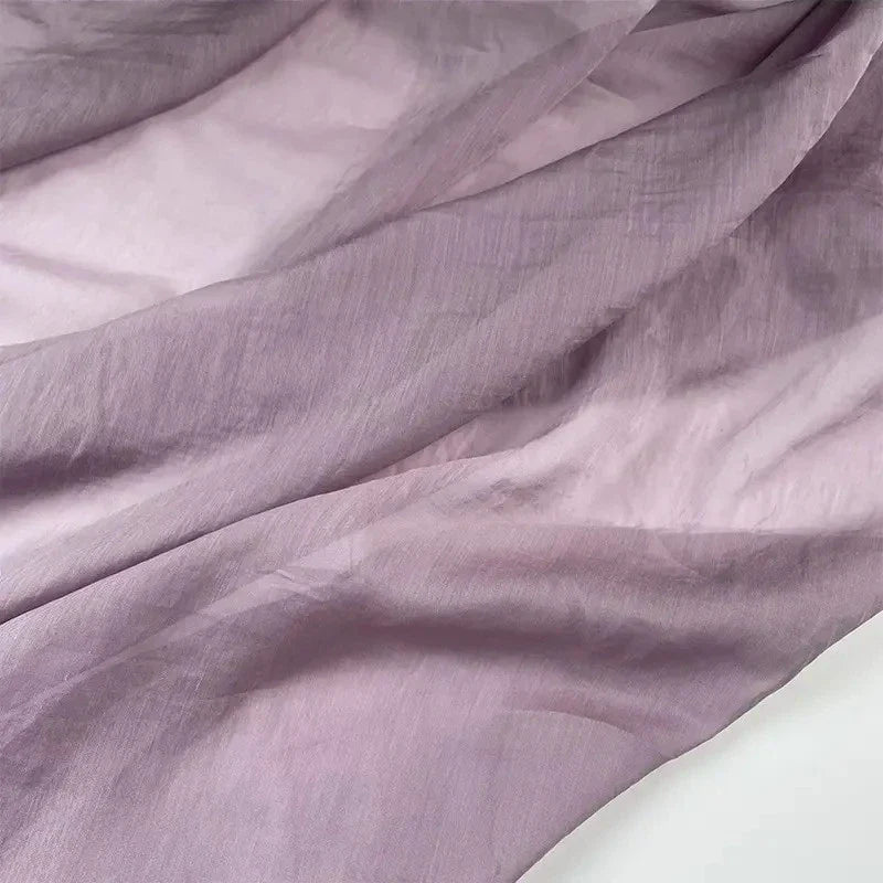 Gros plan sur Tissu lin et soie uni au mètre de Longan Craft France, un fin mélange de lin, de lyocell et de soie. Des plis doux et une texture lisse mettent en valeur ce tissu de qualité supérieure, idéal pour l'ameublement.