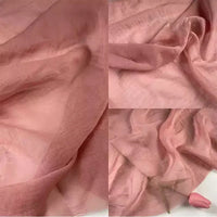 Trois gros plans de Tissu lin et soie uni au mètre de Longan Craft France, d'un rose léger et diaphane, avec sa texture délicate et translucide et ses plis élégants - un fin mélange de lin, de lyocell et de soie idéal pour la décoration d'intérieur.