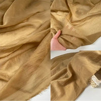 Trois panneaux présentent Tissu lin et soie uni au mètre de Longan Craft France, un tissu semi-transparent brun clair à la texture douce, aux plis subtils et au bord légèrement effiloché, fabriqué à partir de lin fin, de lyocell et de soie.