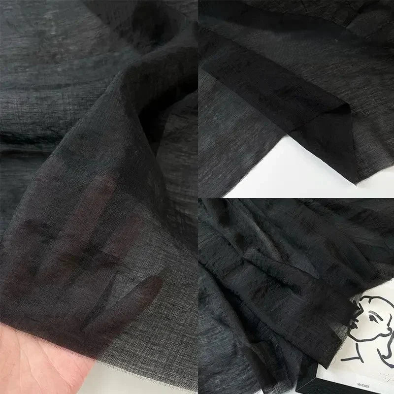 Trois gros plans présentent Tissu lin et soie uni au mètre de Longan Craft France : tissu drapé sur une main pour montrer sa transparence, posé à plat et élégamment plié à côté d'un simple dessin au trait. Idéal pour l'ameublement.