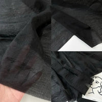 Trois gros plans présentent Tissu lin et soie uni au mètre de Longan Craft France : tissu drapé sur une main pour montrer sa transparence, posé à plat et élégamment plié à côté d'un simple dessin au trait. Idéal pour l'ameublement.