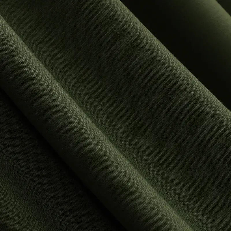 Gros plan sur les plis superposés du Jersey modal uni au mètre de Longan Craft France, révélant sa texture lisse, subtilement mate et légèrement côtelée. Ce textile jersey coton-modal respirant est parfait pour les vêtements de nuit.