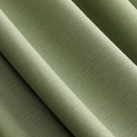 Gros plan sur le Jersey modal uni au mètre vert olive clair de Longan Craft France, un tissu doux et respirant en coton-modal avec un subtil motif à chevrons et une légère brillance - parfait pour les vêtements de nuit et les enfants.