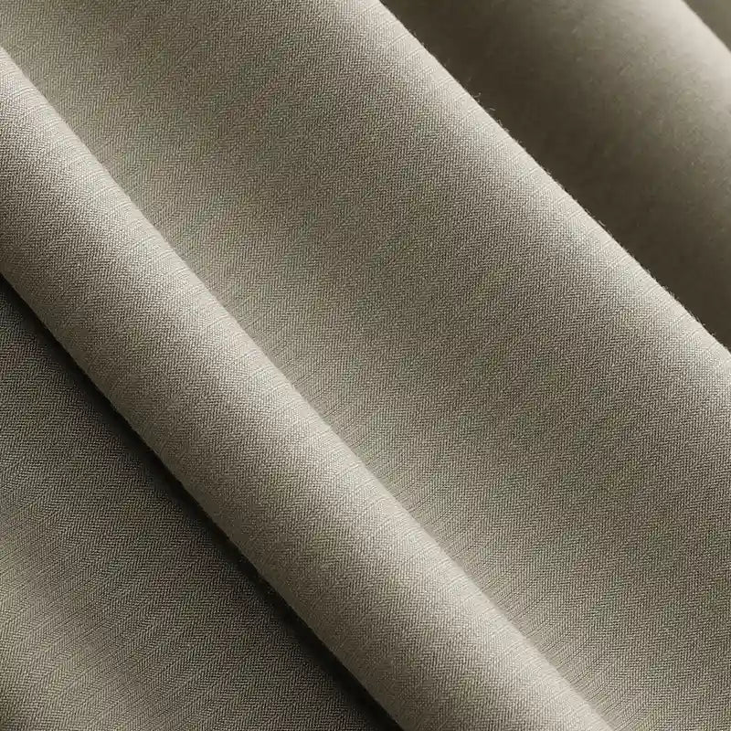 Gros plan sur le tissu Jersey modal uni au mètre Longan Craft France : texture douce, plis délicats et tissage subtil. Tissu jersey coton-modal respirant, idéal pour les vêtements de nuit.