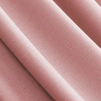 Un gros plan sur le Jersey modal rose doux uni au mètre de Longan Craft France montre sa texture lisse et mate. Ce textile coton-modal est respirant et idéal pour confectionner des vêtements de nuit confortables et élégants.